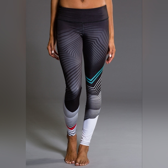 Black and White Abstract Pattern Active Leggings in size Medium - Picture 3 of 8